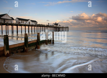 Dämmerung Southwold Stadt viktorianischen Pier bei Nacht Suffolk County England UK Stockfoto