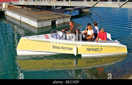 Angetriebene Elektroboot am Grand Pavois international Boat show in La Rochelle, Frankreich. Stockfoto