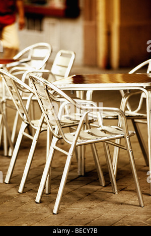 Einen leeren Tisch und Stühle in einem Straßencafé in Nahaufnahme Stockfoto