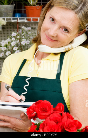 Weibliche Blumengeschäft am Telefon sprechen Stockfoto