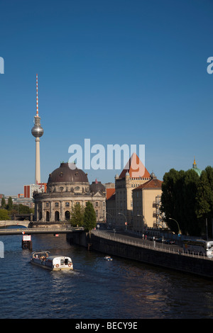 Der Spree mit einem Ausflugsschiff. Im Hintergrund sind das Bode-Museum und dem Fernsehturm. Stockfoto