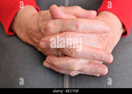 Gefalteten Händen von einem weiblichen Senioren Stockfoto