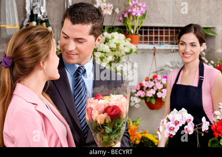 Paar romancing in einem Blumenladen Stockfoto