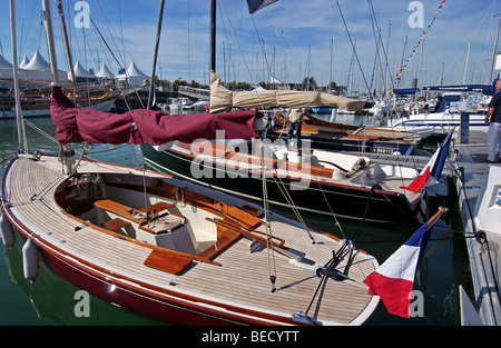 Hölzerne geschälten Segelyachten vor Anker am Grand Pavois internationale Boot La Rochelle, Frankreich Stockfoto