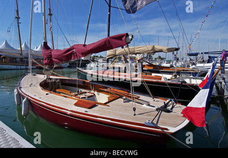 Hölzerne geschälten Segelyachten vor Anker auf der Internationalen Bootsausstellung Grand Pavois, La Rochelle, Frankreich. Stockfoto