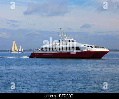 Red Jet 3 Red Funnel Katamaran Überfahrt von Southampton nach Cowes. Stockfoto