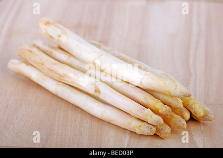 Spargel (Spargel Officinalis), auf ein Schneidebrett Stockfoto