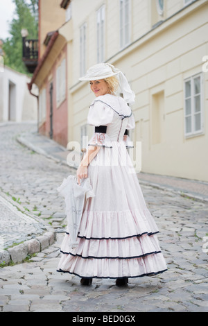 Porträt einer Frau auf einer Straße stehen und Lächeln Stockfoto