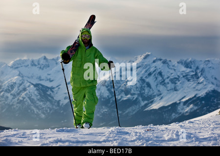 Freestyle-Skifahrer auf dem Weg zu einer Skiabfahrt vor Karwendel Range, Nord-Tirol, Österreich, Europa Stockfoto