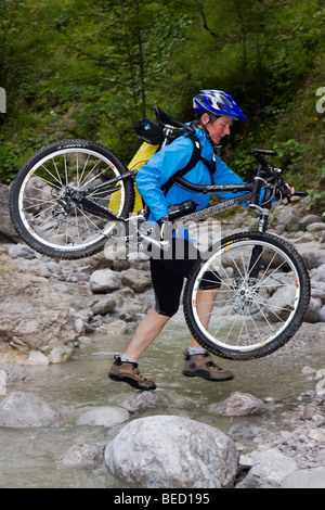 Radler über einen Bach, Steiermark, Österreich Stockfoto