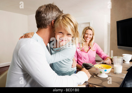Mann umarmt seine Tochter Stockfoto