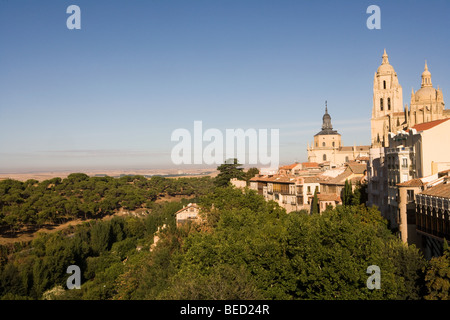 Ferne Landschaft und Segovia Kathedrale Segovia, Spanien Stockfoto