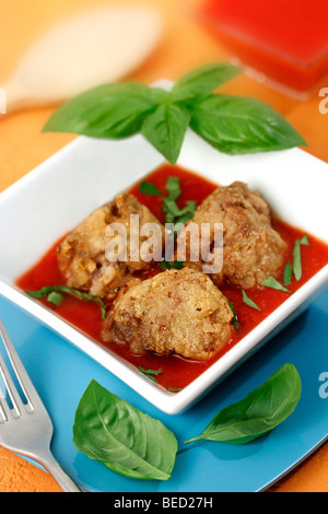 Hausgemachte Hackfleischbällchen mit Tomatensauce Rezept zur Verfügung. Stockfoto