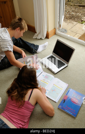 Jugendliche zu überarbeiten für GCSE Prüfungen jungen und Mädchen Studierende zu Hause Stockfoto