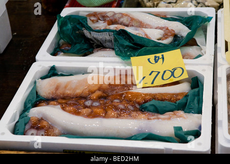 Produkte für den Verkauf am Tsukiji-Fischmarkt in Tokio Stockfoto