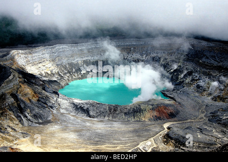 Vulkan Poás, Nationalpark im zentralen Hochland der Provinz Alajuela, Hauptkrater mit blauem Wasser, Dampf, Smo Schwefel Stockfoto