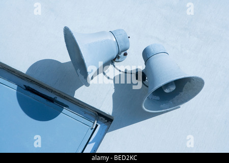 Niedrigen Winkel Blick auf zwei Megaphone an der Wand Stockfoto