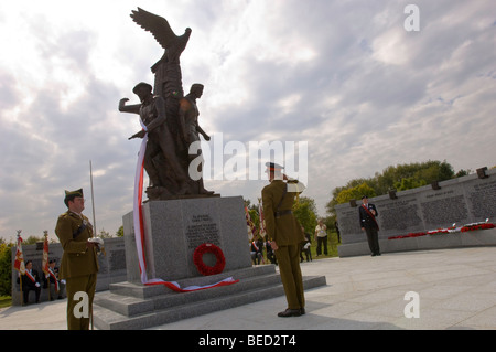 Die polnischen Streitkräfte Denkmal Enthüllung Zeremonie durch seine königliche Hoheit der Herzog von Kent, KG. Das National Memorial Arboretum, 19.09.2009 Stockfoto