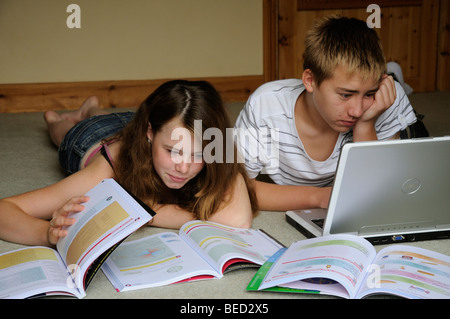 Jugendliche zu überarbeiten für GCSE Prüfungen jungen und Mädchen Studierende zu Hause Stockfoto