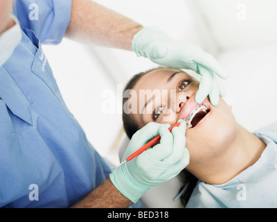 Nahaufnahme einer jungen Frau, die erste zahnärztliche Behandlung Stockfoto