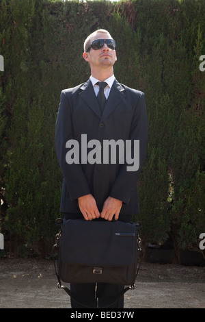 Geschäftsmann mit Aktenkoffer in einem park Stockfoto