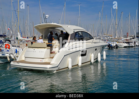 Luxus-Yacht in der Grand Pavois international Boat Show in La Rochelle, Frankreich. Stockfoto