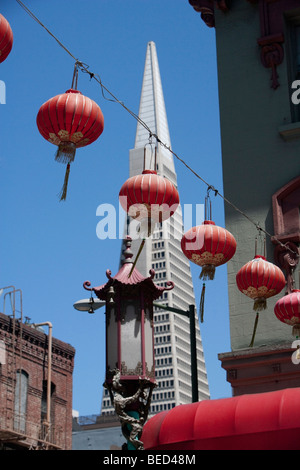 Chinesische Laternen hängen an einem Seil Transamerica Pyramid, Chinatown, San Francisco, Kalifornien, USA Stockfoto