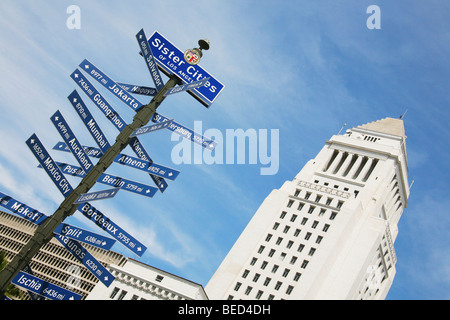 Verkehrszeichen vor einem Gebäude, das Rathaus von Los Angeles, Los Angeles, Kalifornien, USA Stockfoto