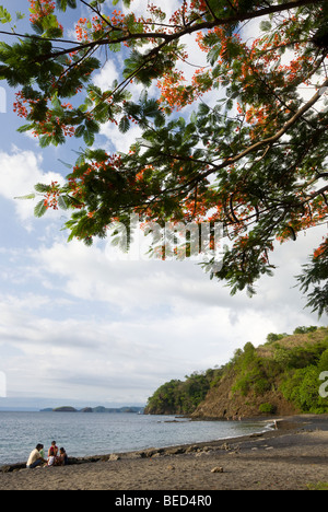 Costaricanischen Familie picknicken entlang der ruhigen schwarzen Sand Strand von Playa Ocotal in Guanacaste Provinz von Costa Rica. Stockfoto