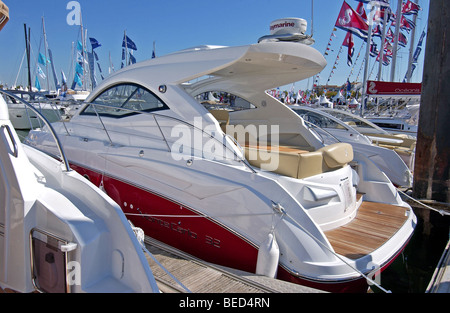 Luxus-Yacht vor Anker in der Grand Pavois international Boat Show in La Rochelle, Frankreich. Stockfoto