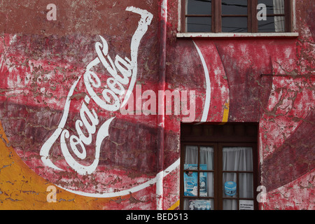 Verblasste Coca Cola Wandbild an der Wand des Hauses, Oruro, Bolivien Stockfoto