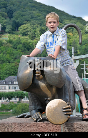 Junge sitzt auf der Brücke Affe, Bronze-Skulptur eines Affen direkt neben die Alte Bruecke, Karl-Theodor-Brücke, Heidelberg, Stockfoto