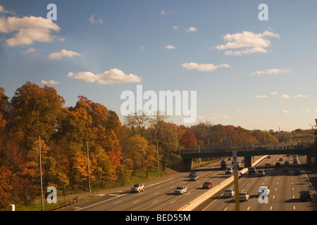 Erhöhte Ansicht des Verkehrs auf der Autobahn Stockfoto