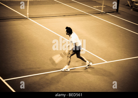 Erhöhte Ansicht eines Mannes mit dem Tennisspielen in einem Gericht Stockfoto