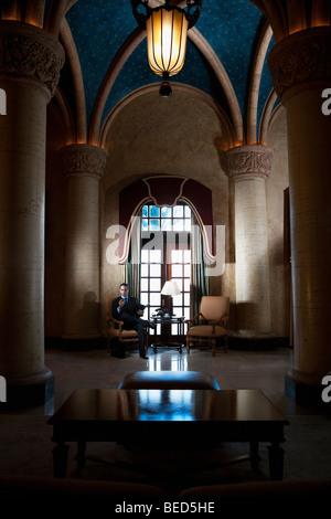 Geschäftsmann, sitzen in einem Hotel Lobby, Biltmore Hotel, Coral Gables, Florida, USA Stockfoto