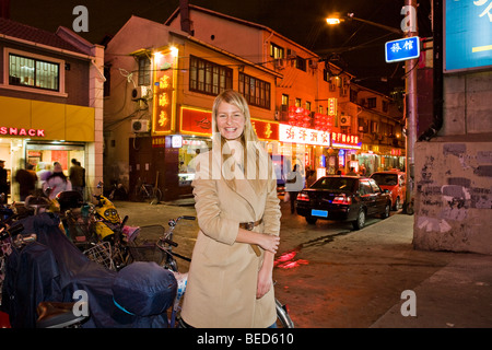 Junge Frau in einem Nachtquartier, Shanghai, China, Asien Stockfoto