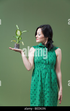 Frau hält einen Sämling Stockfoto