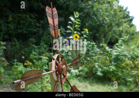 Kleine Metallwindmühle auf einer Zuteilung Stockfoto