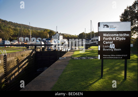 Bowling-Becken, das liegt am westlichen Ende des Kanals weiter & Clyde und richtet sich an den River Clyde, Glasgow, Schottland, UK Stockfoto