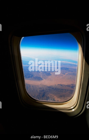 Blick auf eine Landschaft aus dem Flugzeugfenster Stockfoto