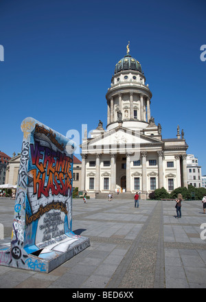 Karton mock-up der Berliner Mauer ein Konzert im Konzerthaus, Gendarmenmarkt, Berlin, Franz Sischer Dom Werbung hinter Stockfoto