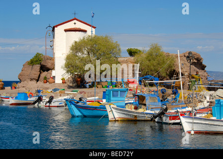 Kleine Fischerboote im Hafen von Skala Sikaminia, griechisch-orthodoxe Kapelle, Insel Lesbos, Ägäis, Griechenland, Europa Stockfoto