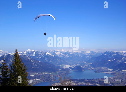 Gleitschirm Gleitschirmfliegen in der Nähe von den Wolfgangsee, Salzburg, Österreich, Europa Stockfoto