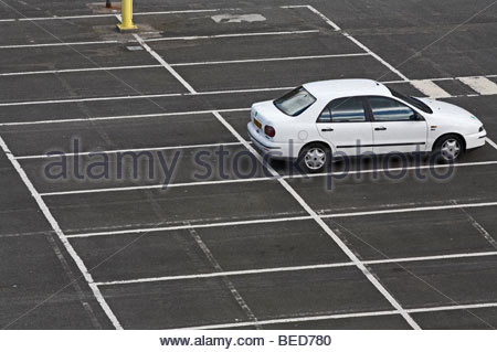 Einzelne weiße Auto auf Parkplatz Stockfoto