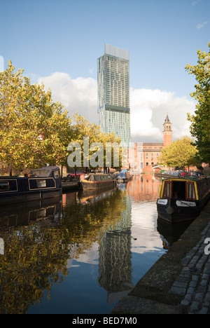 Manchester, UK: Portrait-Blick auf das Castlefield Kanäle modernen Beetham Tower im Zentrum Stadt Stockfoto