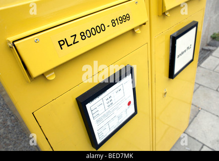 Gelbe Briefkästen der Deutschen Post AG Stockfoto