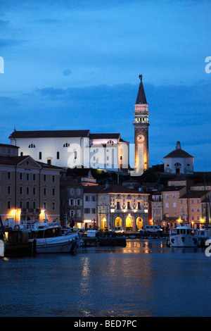 Slowenien, Piran, Hafen, Gesamtansicht, Skyline bei Nacht Stockfoto