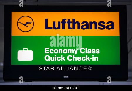 Schild am Quick-Check-in-Schalter der Lufthansa Economy Klasse, Terminal 2 des Münchner Flughafens, Franz-Josef-Strauß-Flughafen, M Stockfoto