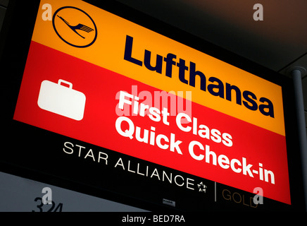 Schild am Quick-Check-in-Schalter der Lufthansa First Class, Terminal 2 des Flughafen München, Franz-Josef-Strauß, Mun Stockfoto