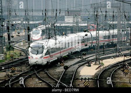 ICE-Zug der Deutschen Bahn AG auf die Gleisanlagen in der Nähe von Hauptbahnhof München, Bayern, Deutschland, Europa Stockfoto